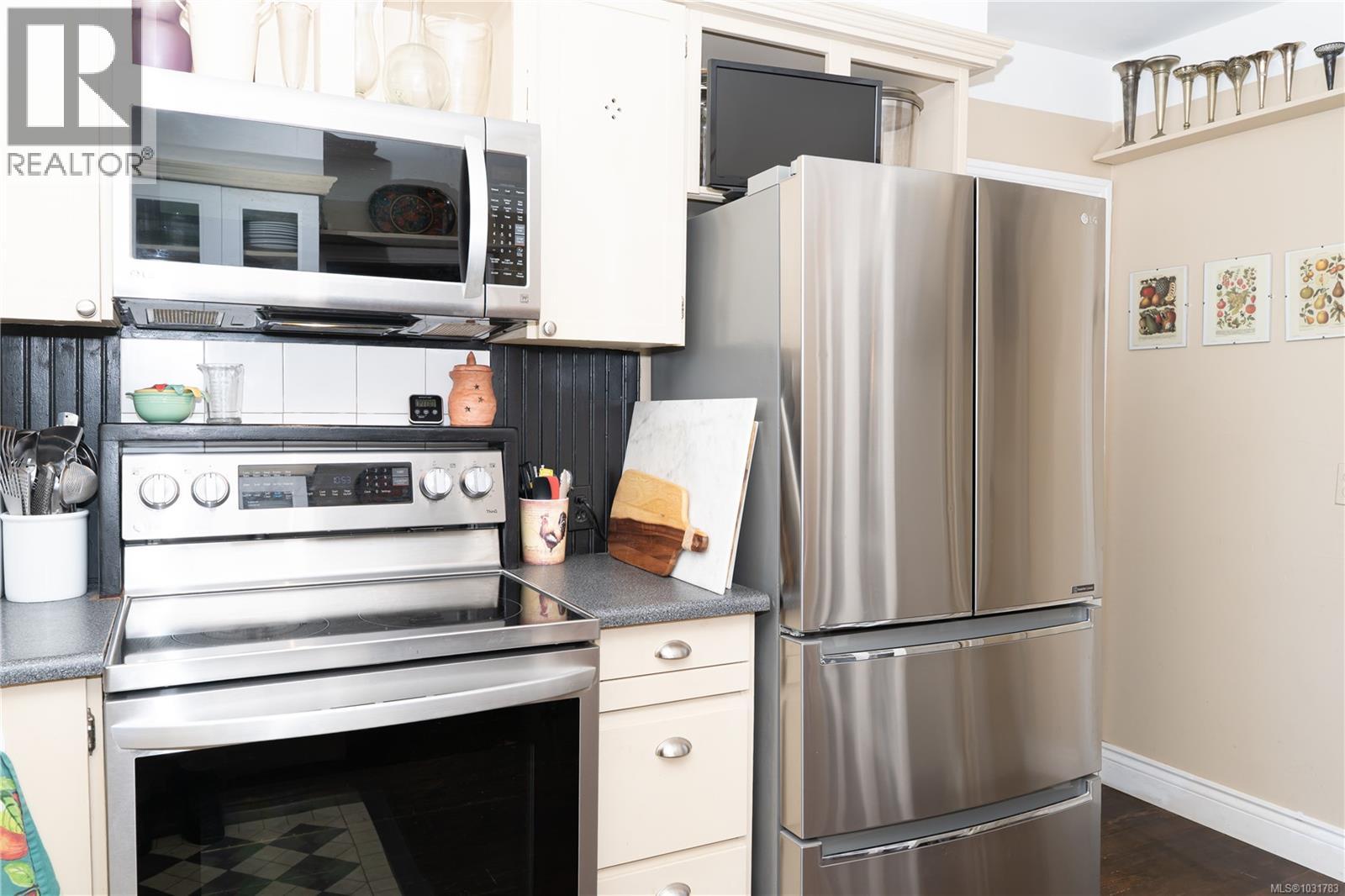 864 SELKIRK AVE - 16