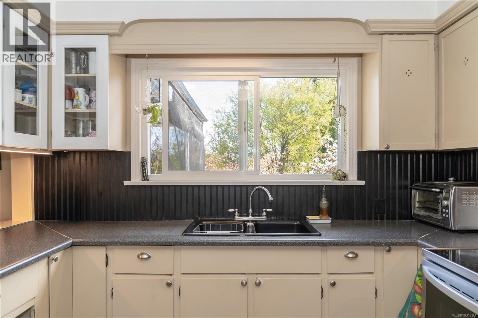 864 SELKIRK AVE - 17