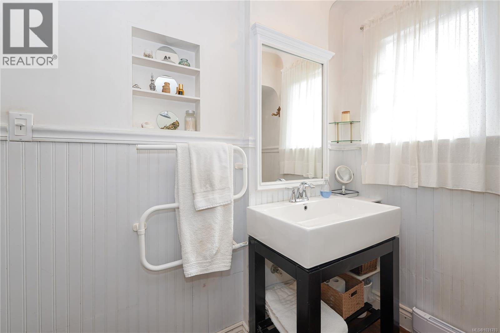 864 SELKIRK AVE - 18