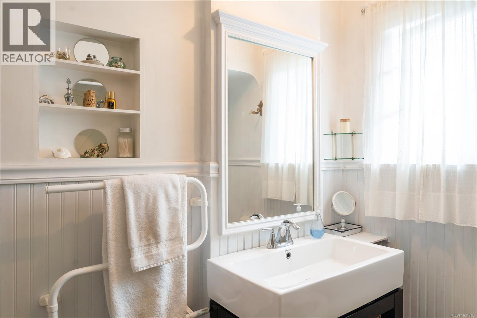 864 SELKIRK AVE - 19