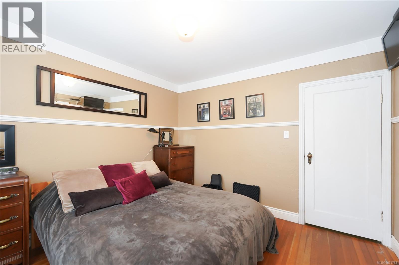 864 SELKIRK AVE - 22