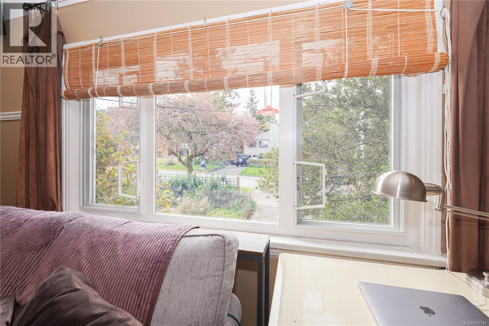 864 SELKIRK AVE - 25