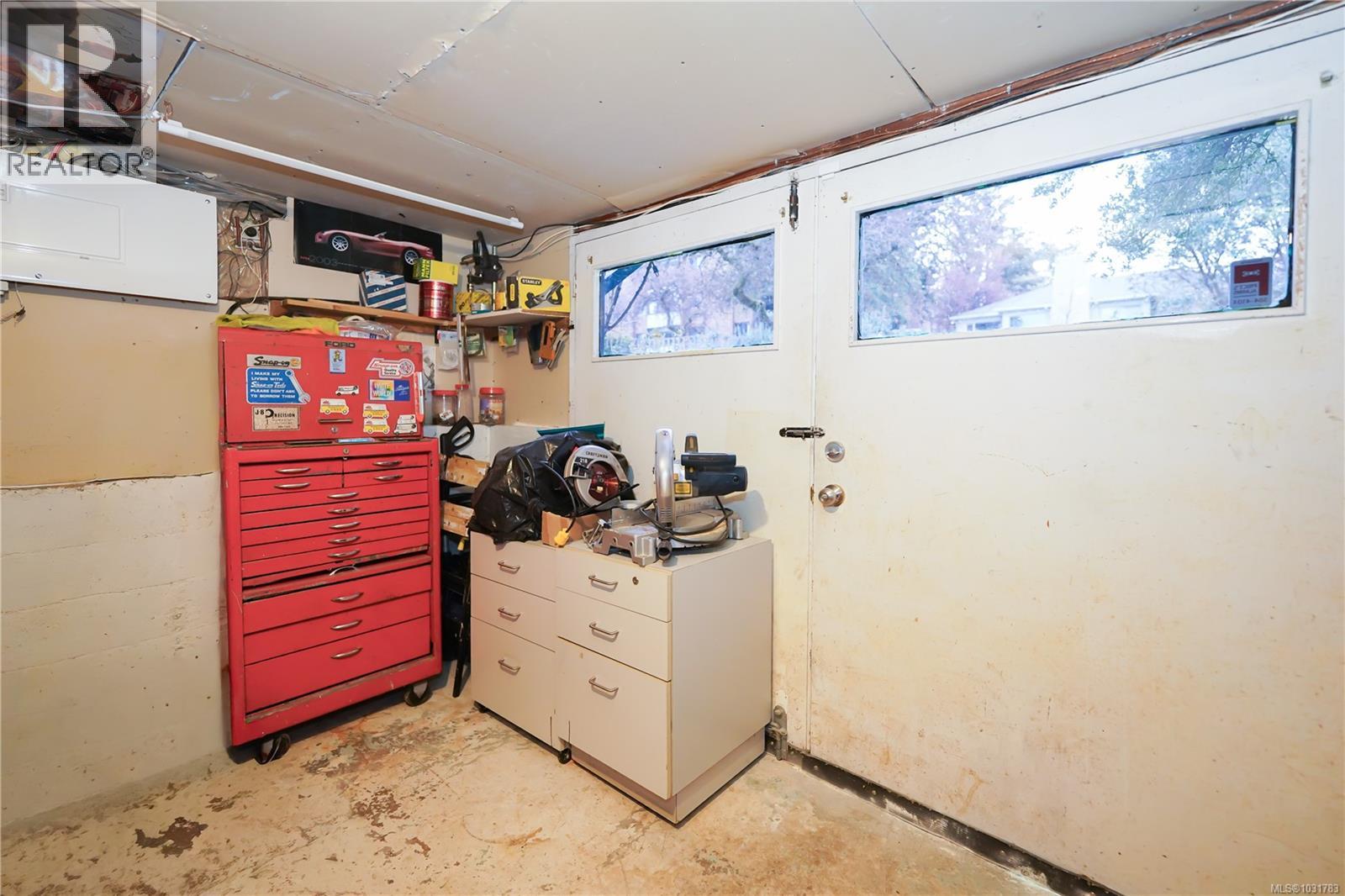 864 SELKIRK AVE - 35