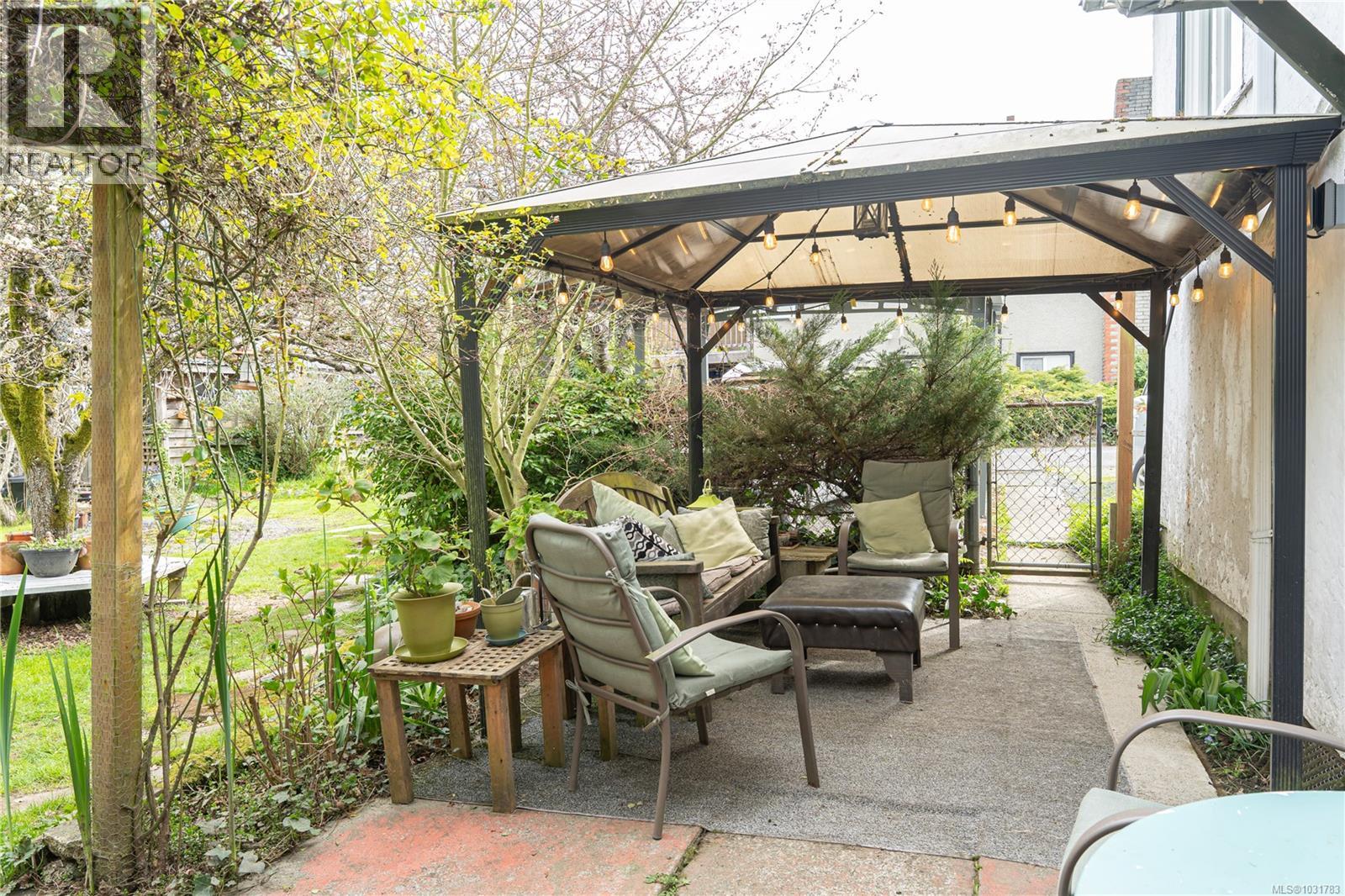 864 SELKIRK AVE - 36