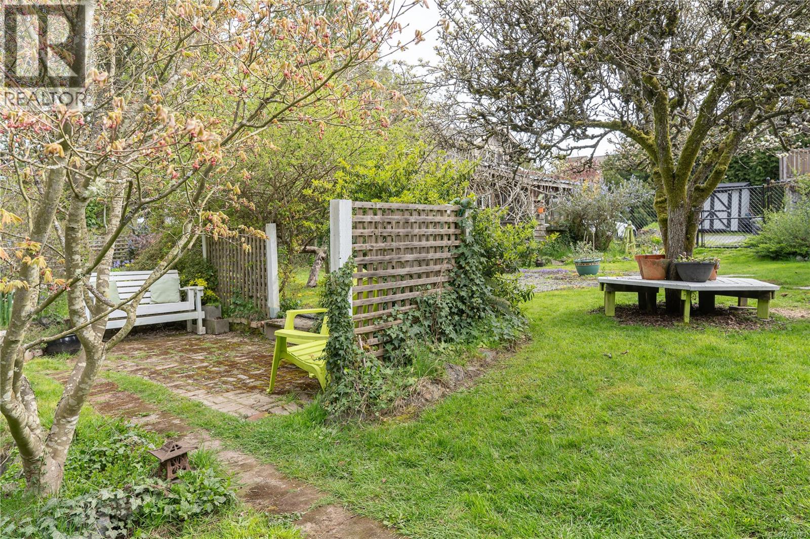 864 SELKIRK AVE - 38