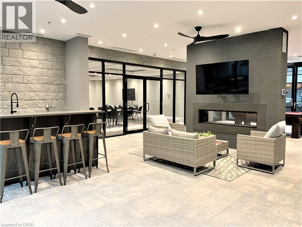 #135 1 REDFERN AVENUE - 4