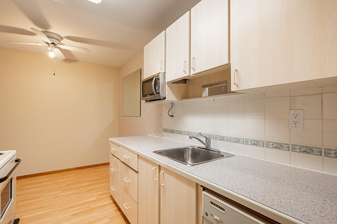 208 15020 NORTH BLUFF ROAD, White Rock