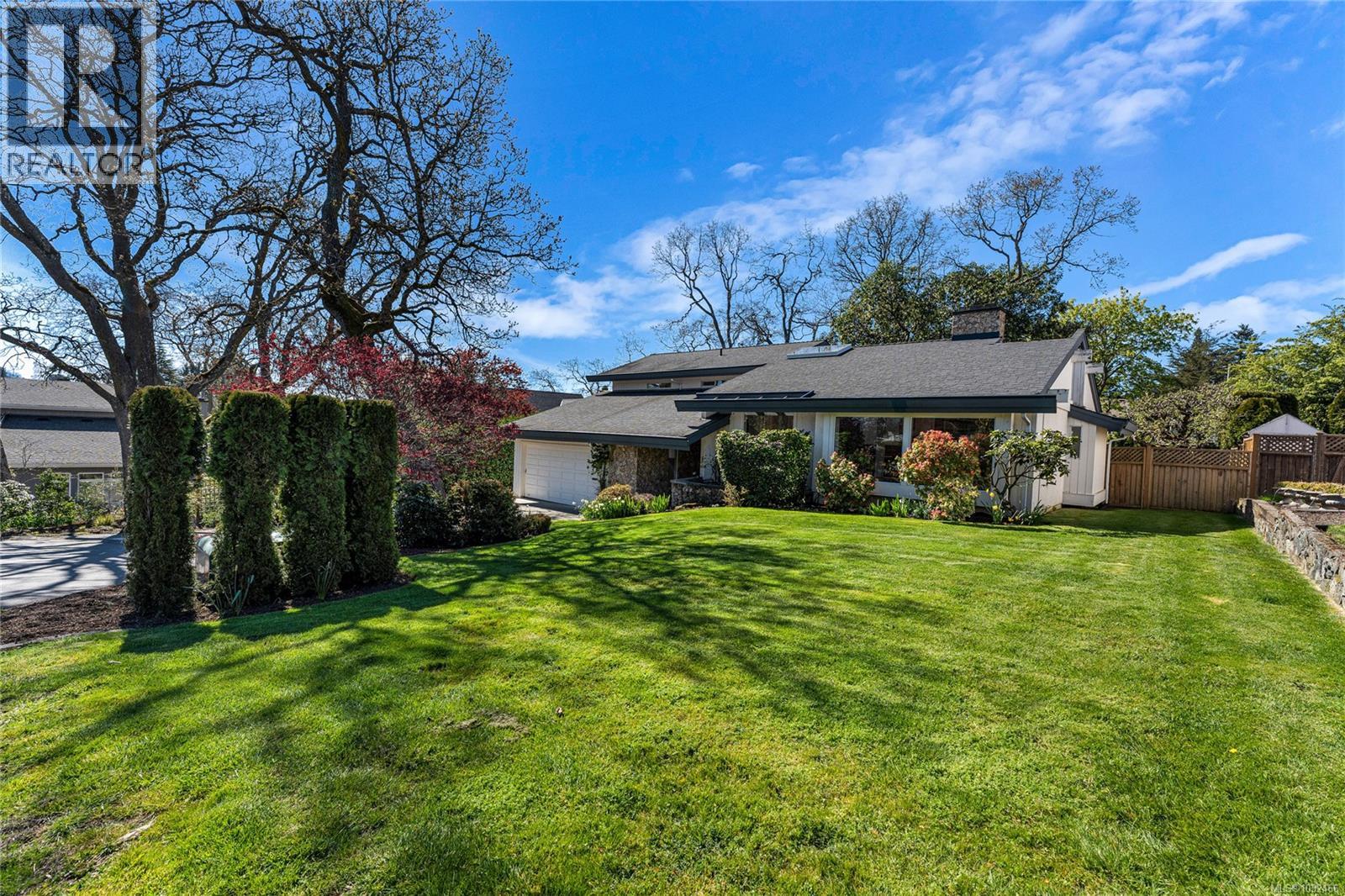  1731 Patly Place, Victoria