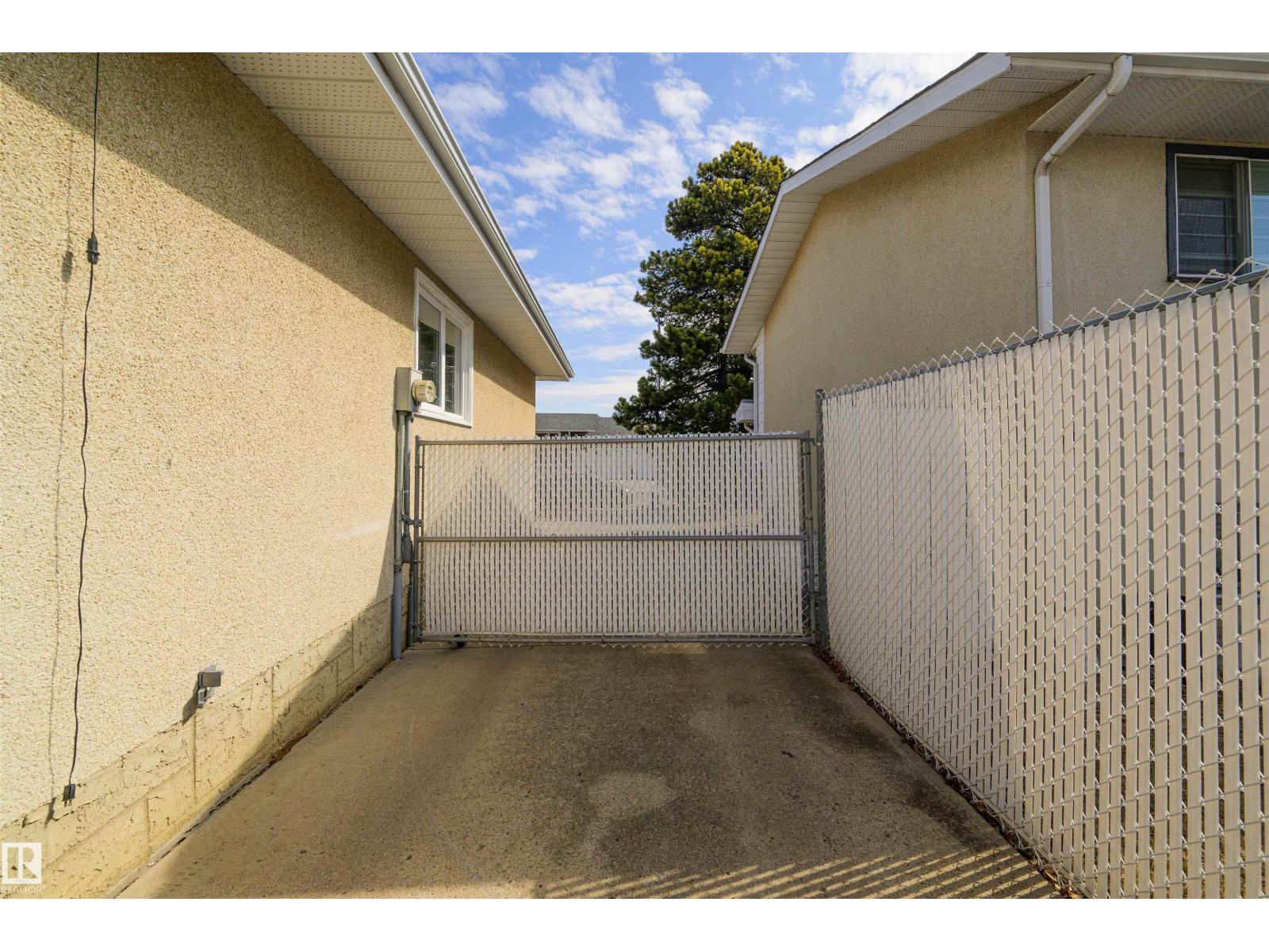 2008 89 ST NW, Edmonton