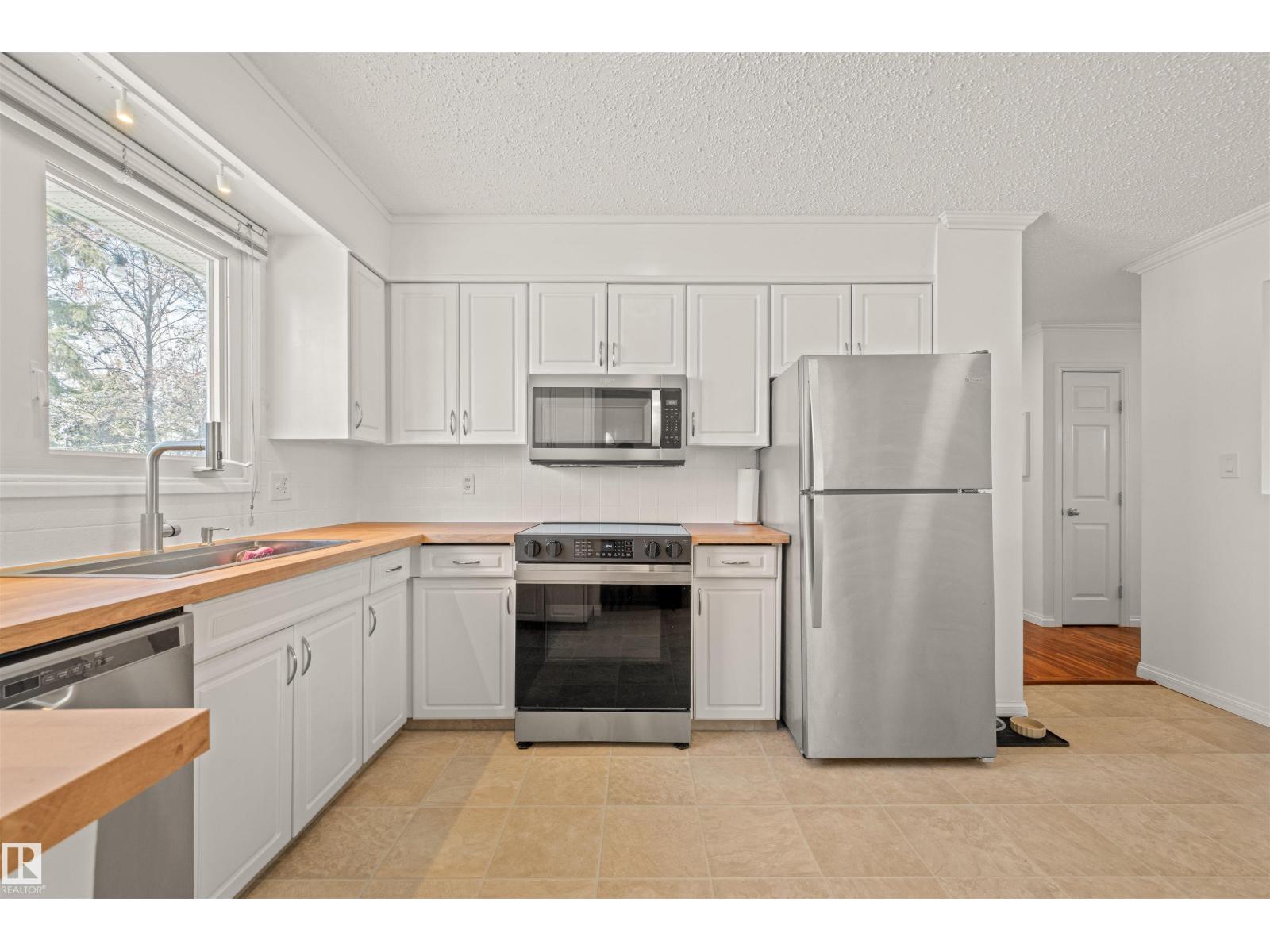 2008 89 ST NW, Edmonton