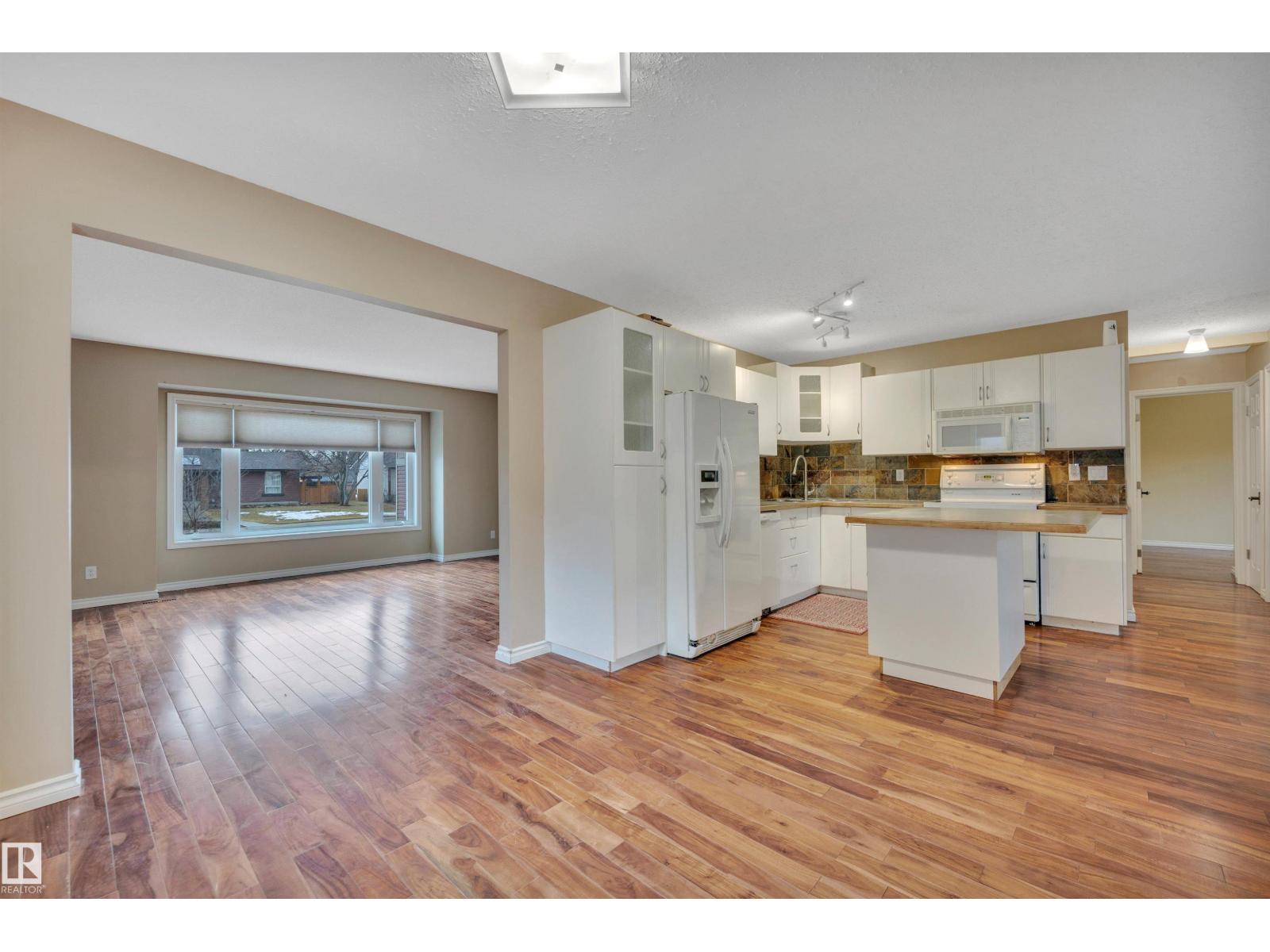 10742 33A AV NW, Edmonton