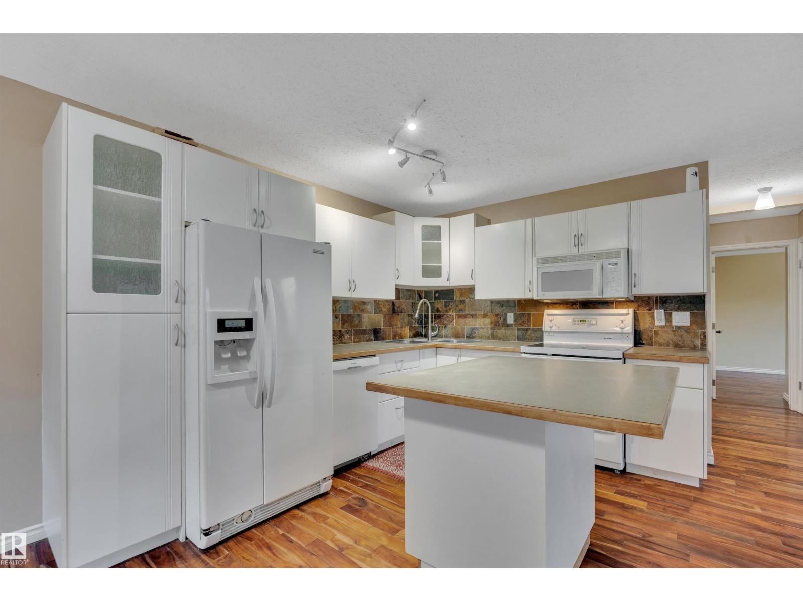 10742 33A AV NW, Edmonton