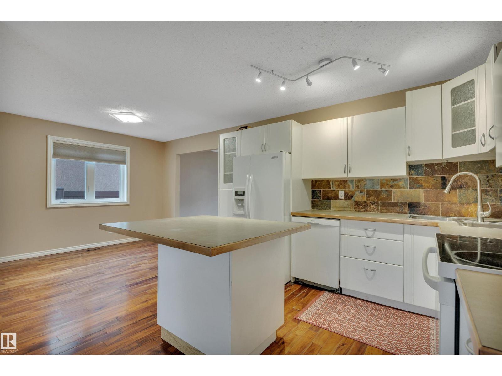 10742 33A AV NW, Edmonton