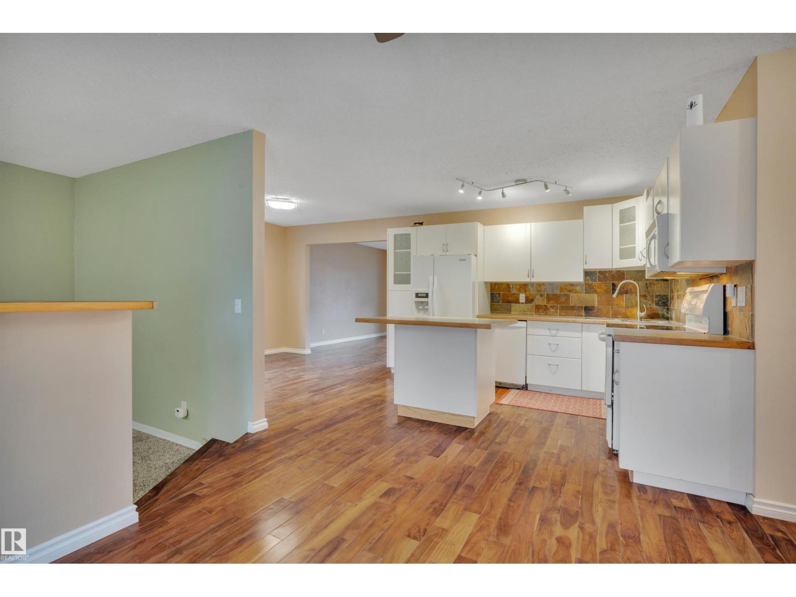 10742 33A AV NW, Edmonton