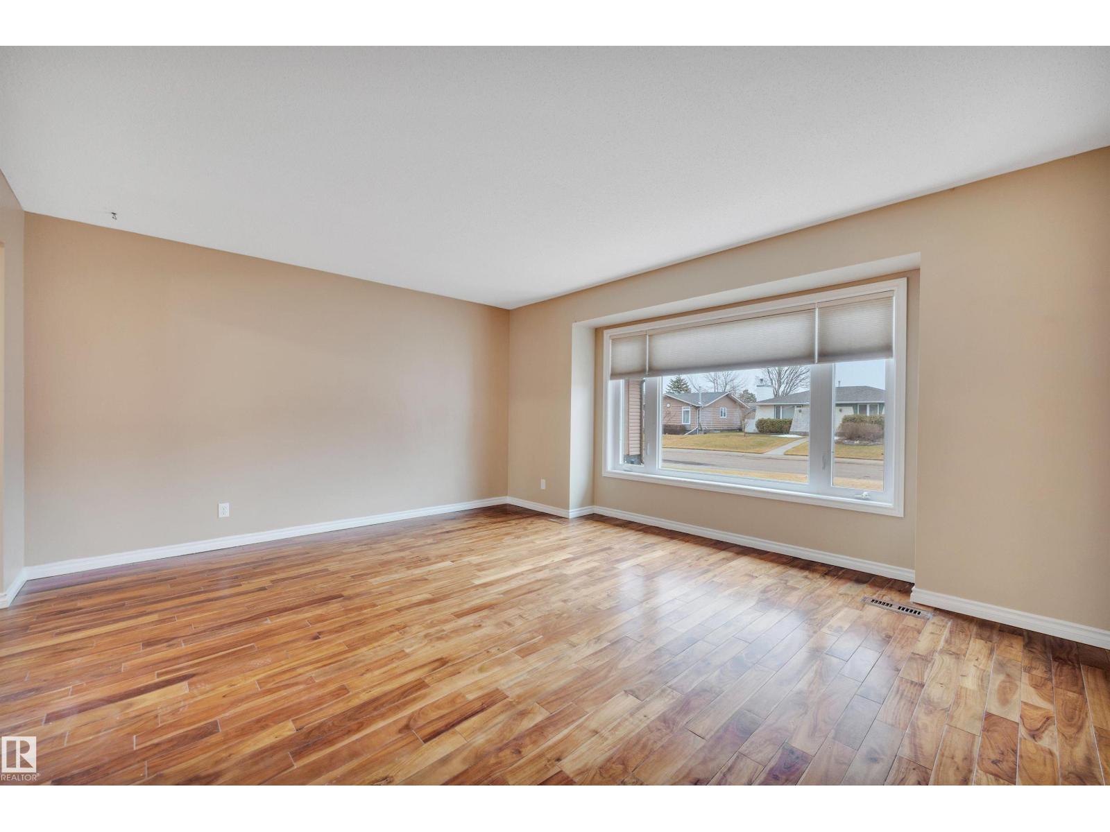 10742 33A AV NW, Edmonton