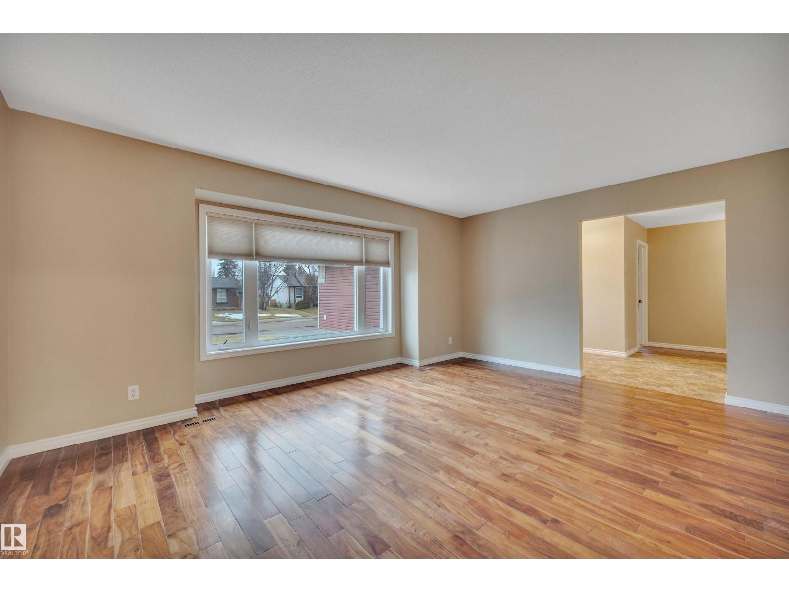 10742 33A AV NW, Edmonton