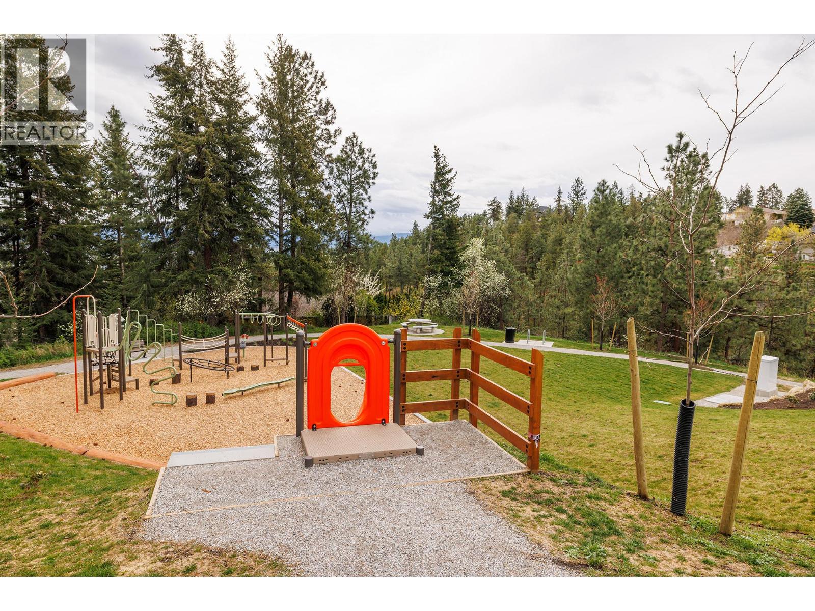 2321 LILLOOET CRESCENT - 39