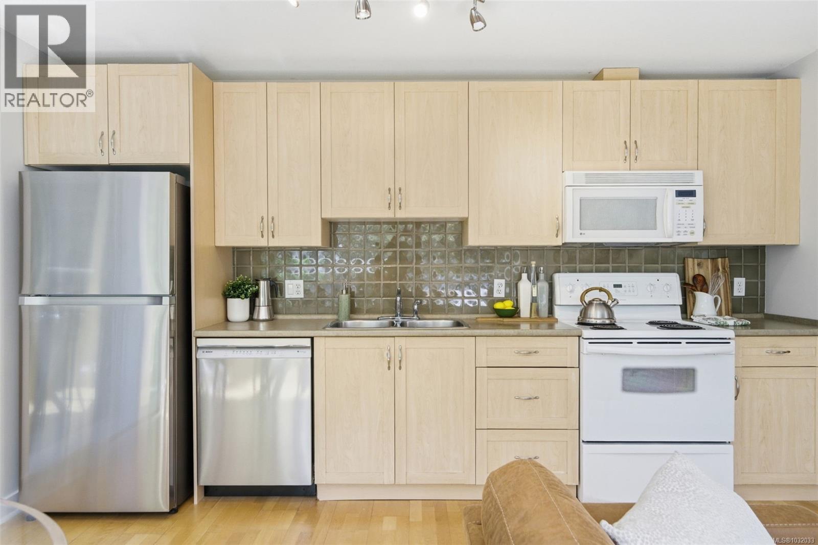 206 1155 Yates Street, Victoria