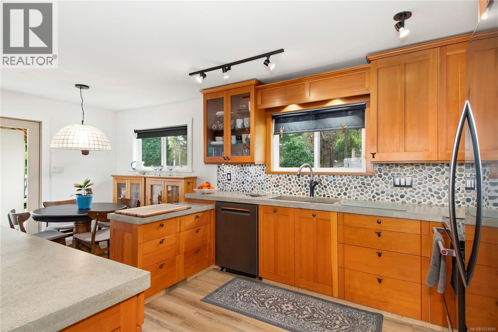 4123 ISLAND HWY S - 5