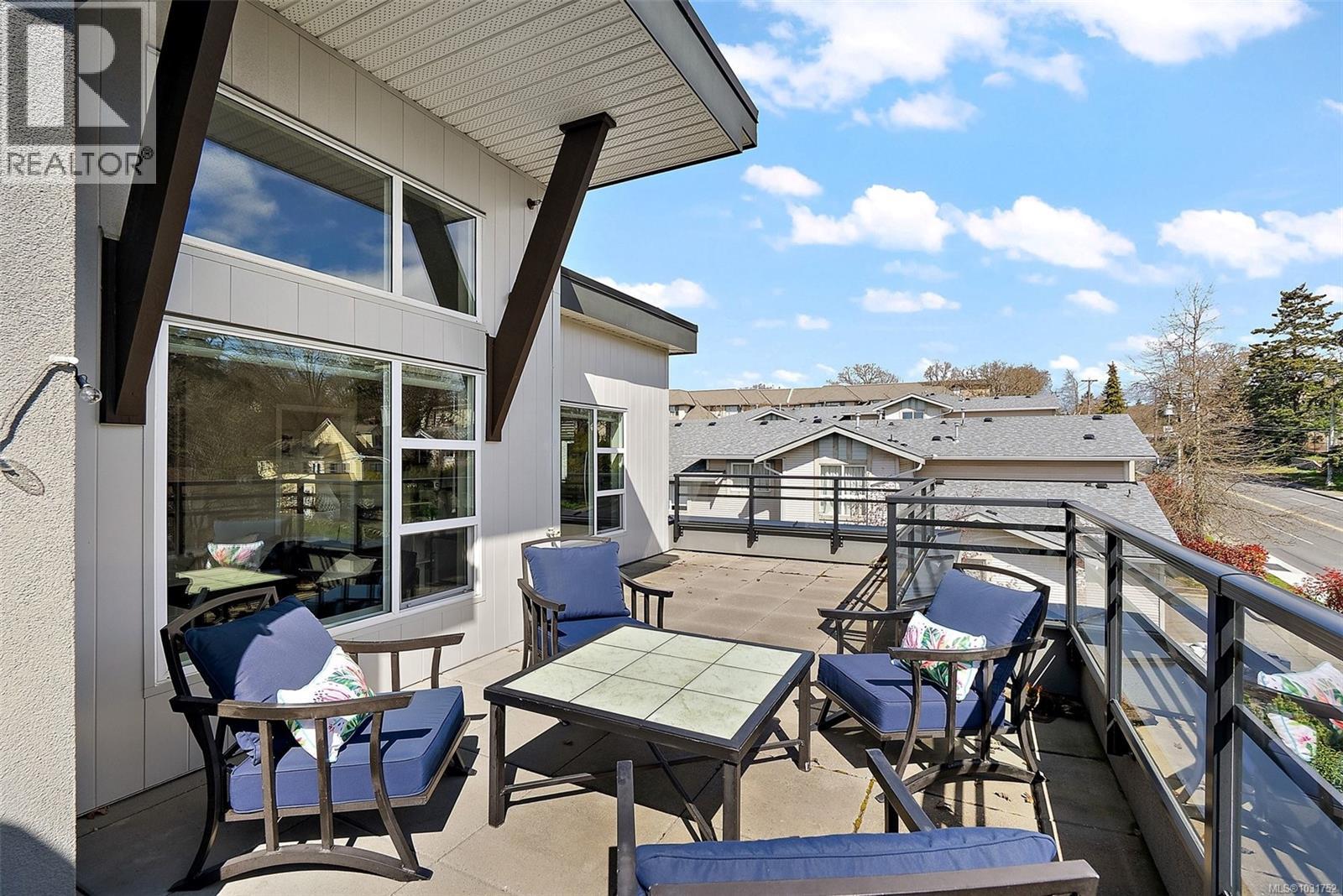 503 1018 Inverness Road, Saanich