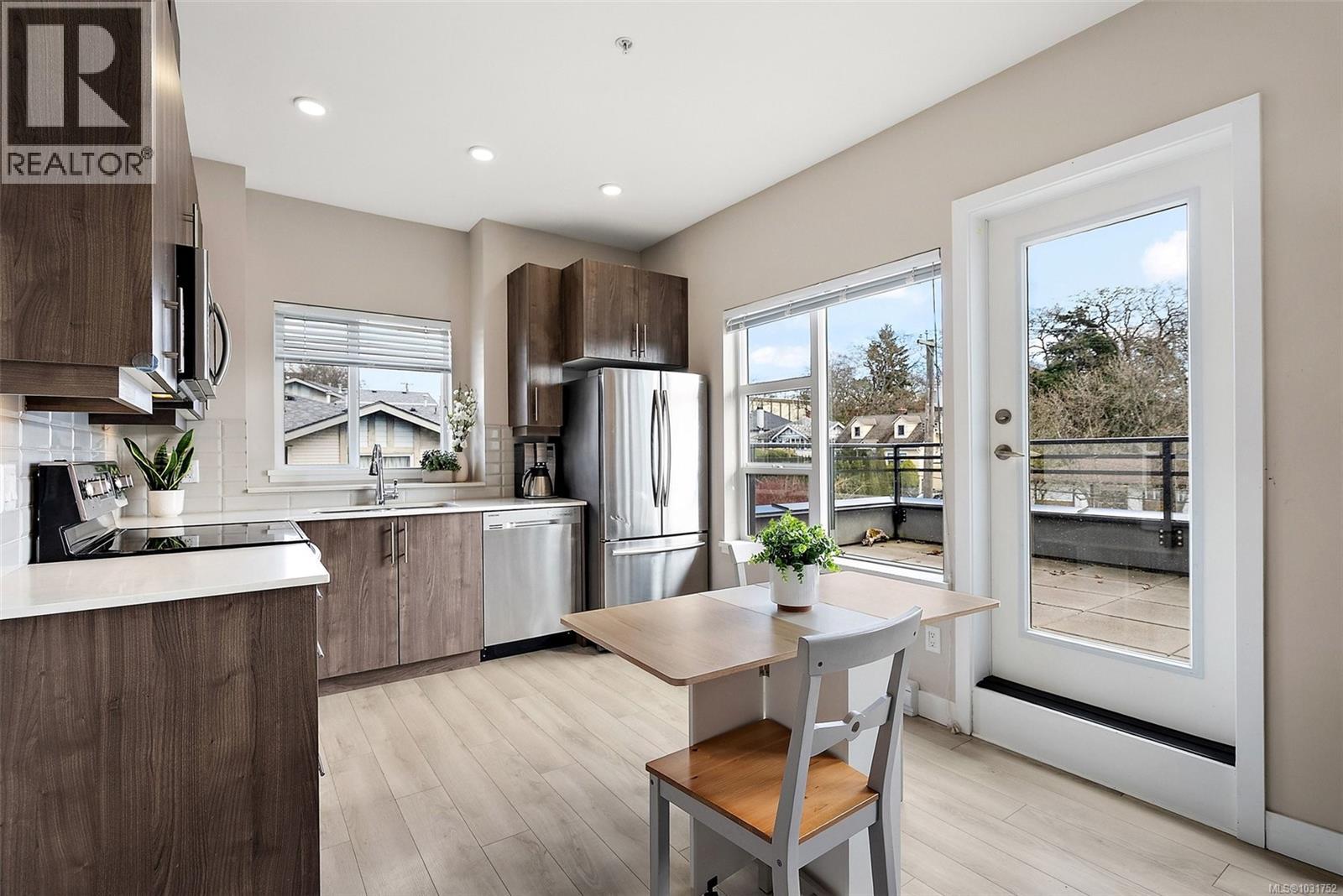 503 1018 Inverness Road, Saanich