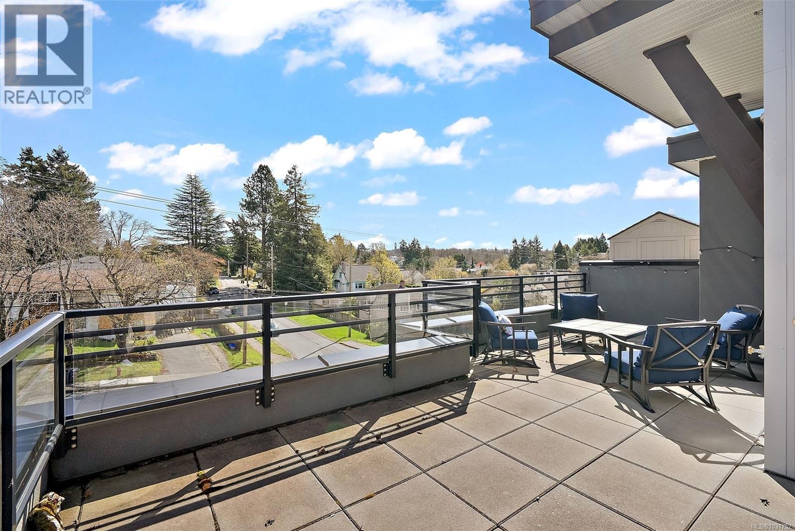 503 1018 Inverness Road, Saanich