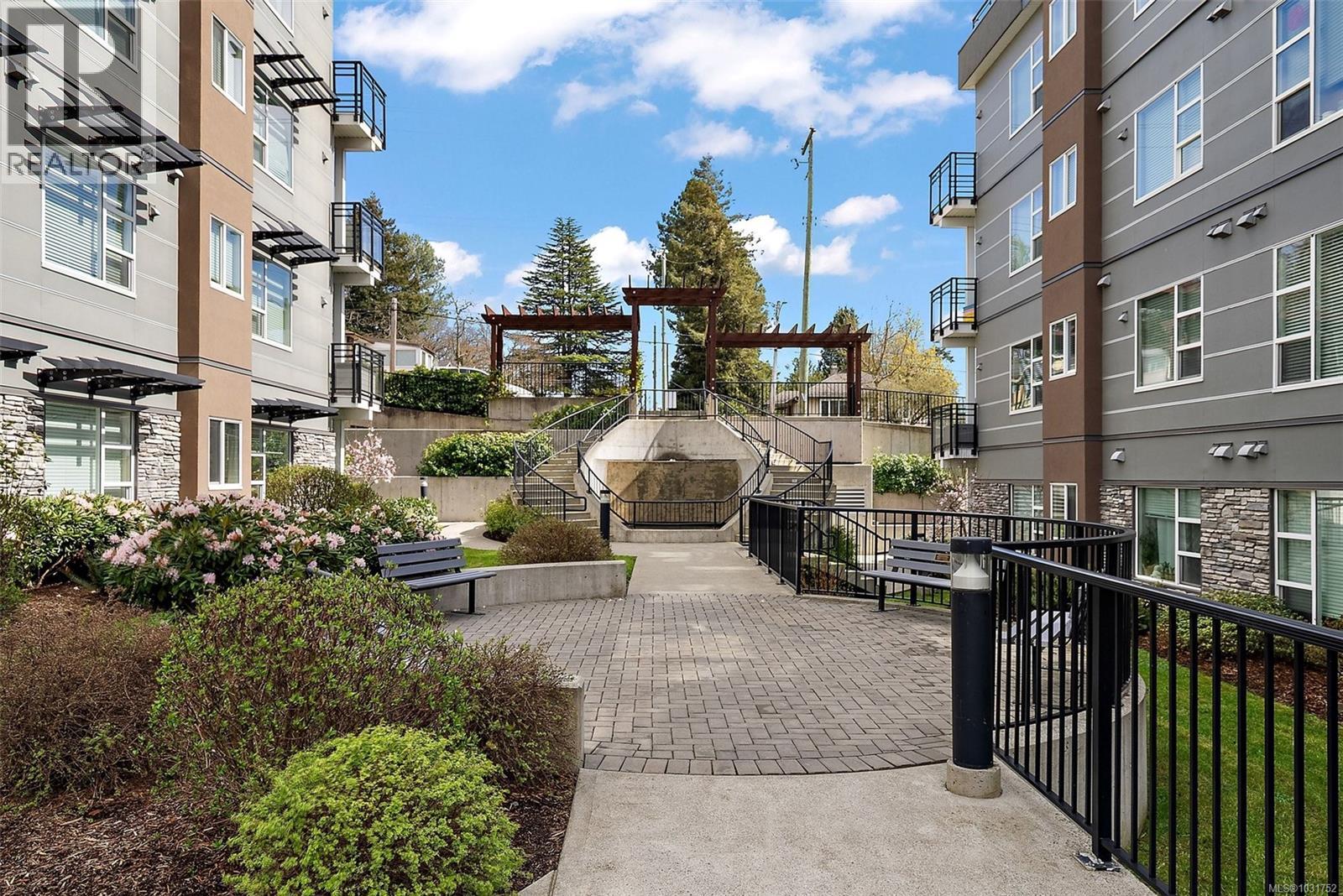 503 1018 Inverness Road, Saanich