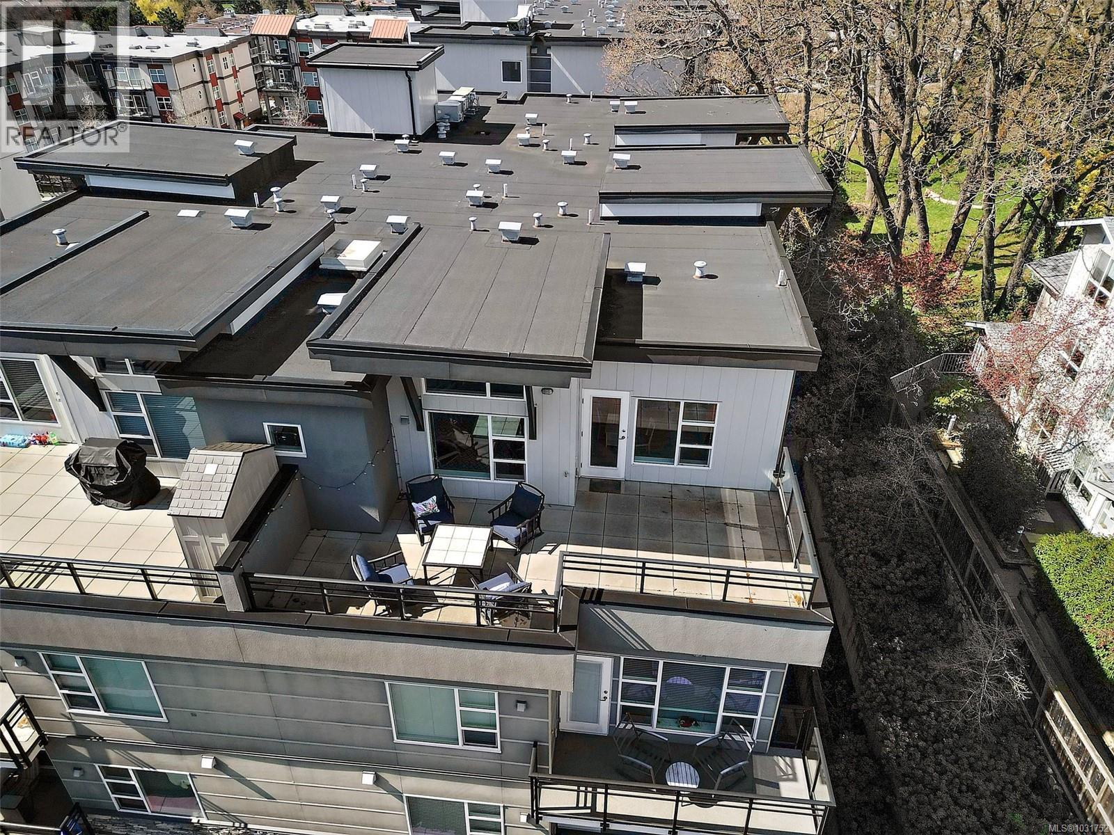 503 1018 Inverness Road, Saanich