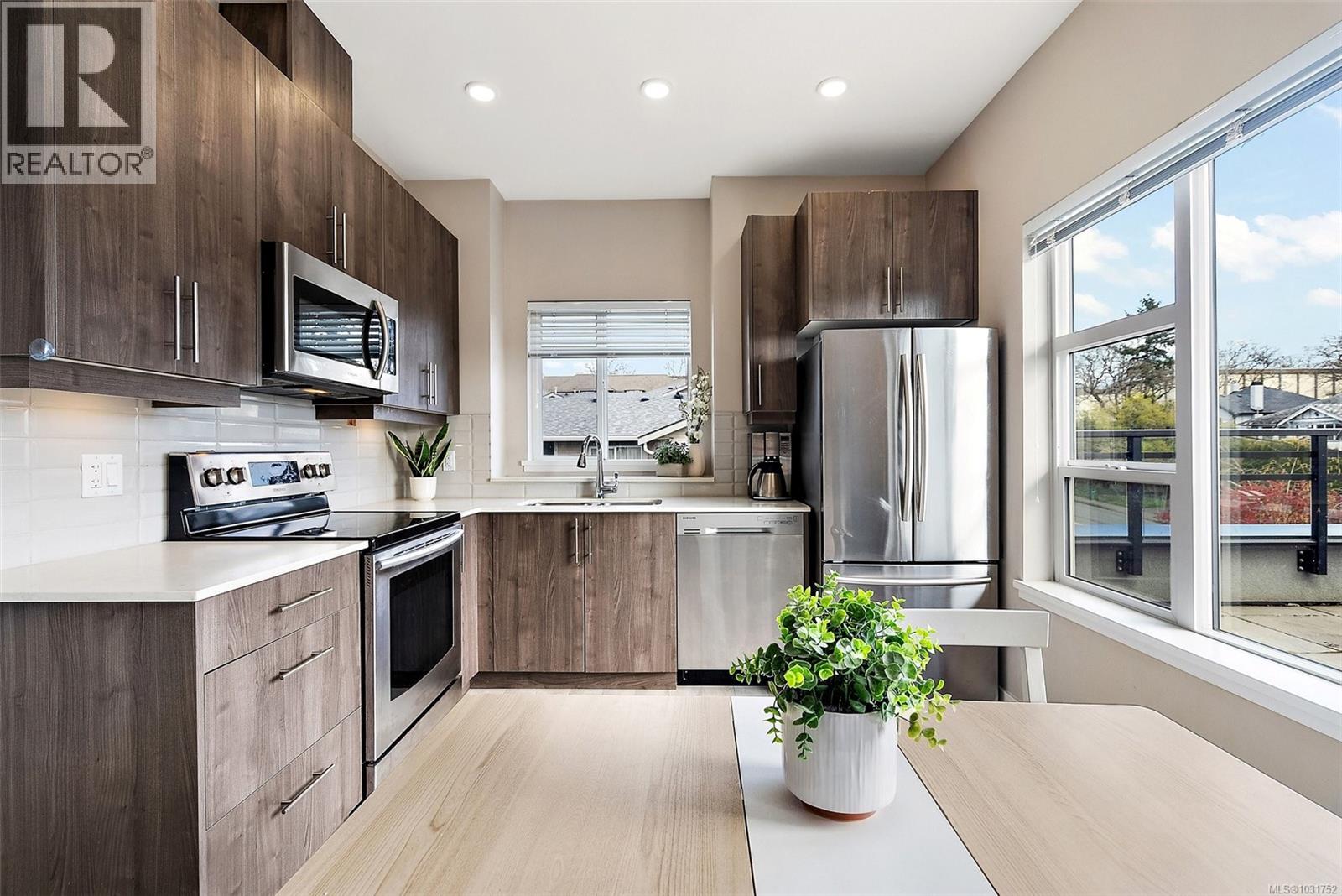 503 1018 Inverness Road, Saanich