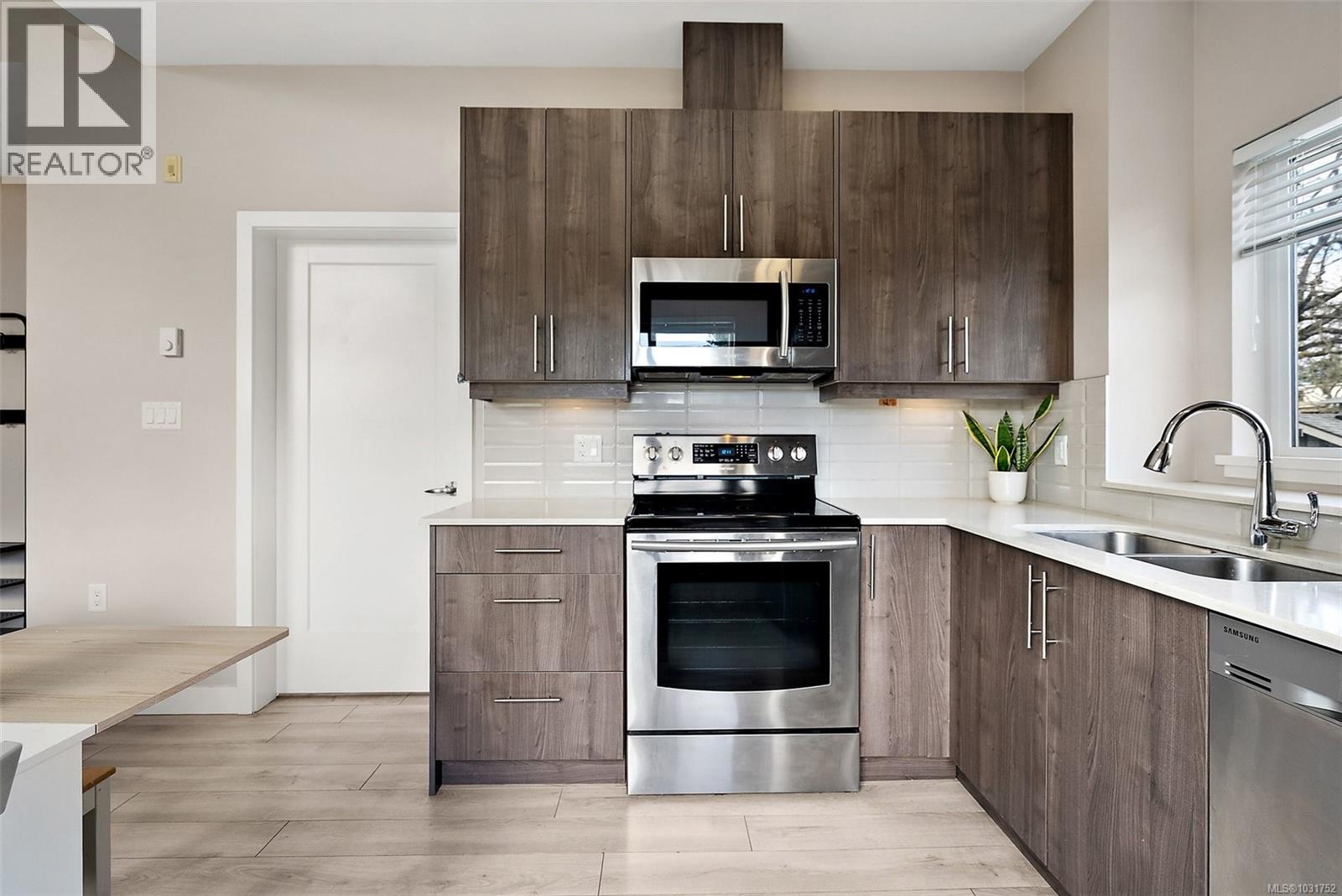 503 1018 Inverness Road, Saanich