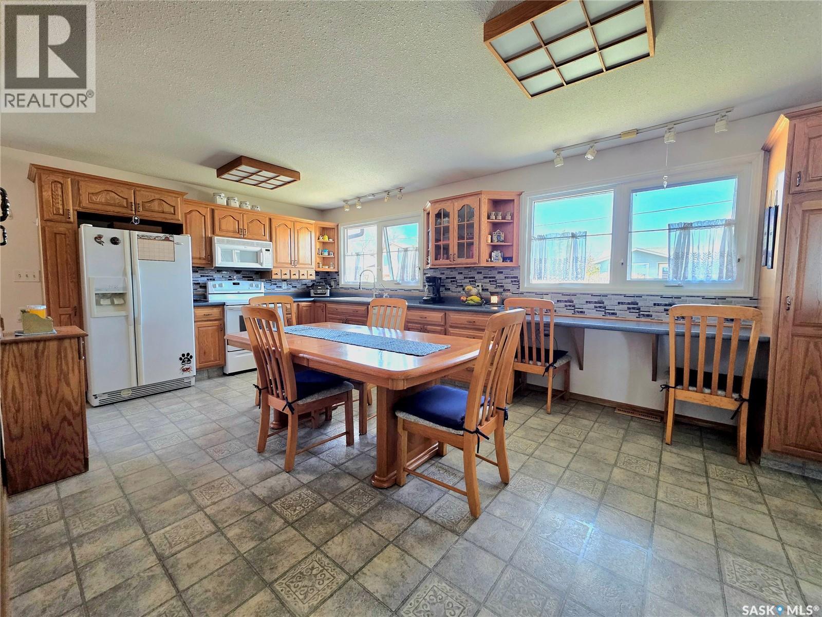 101 Fraser AVENUE - 1
