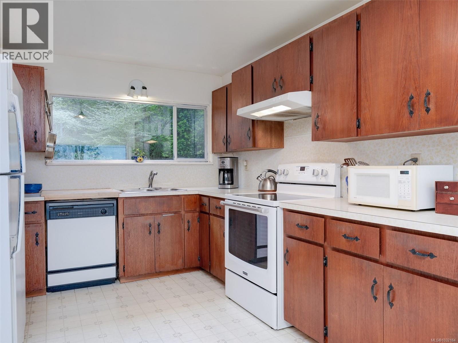  2620 Queenswood Drive, Saanich