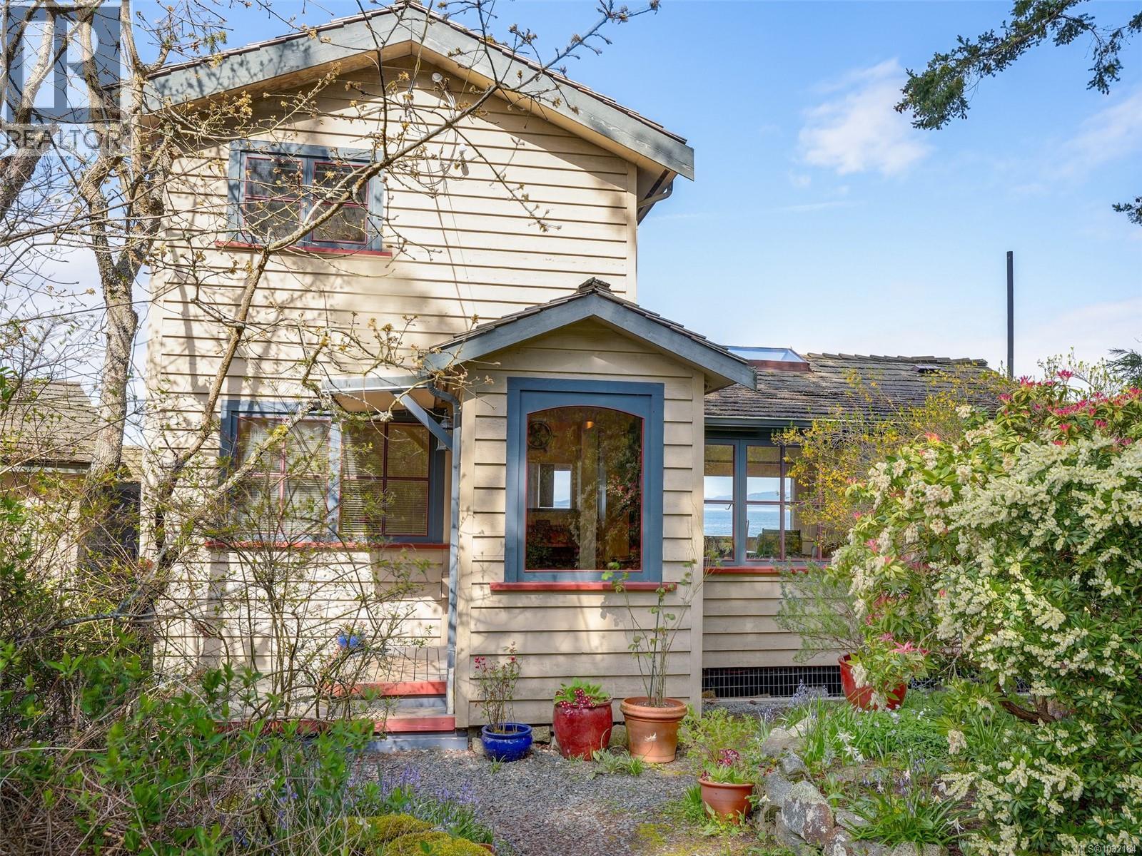  2620 Queenswood Drive, Saanich