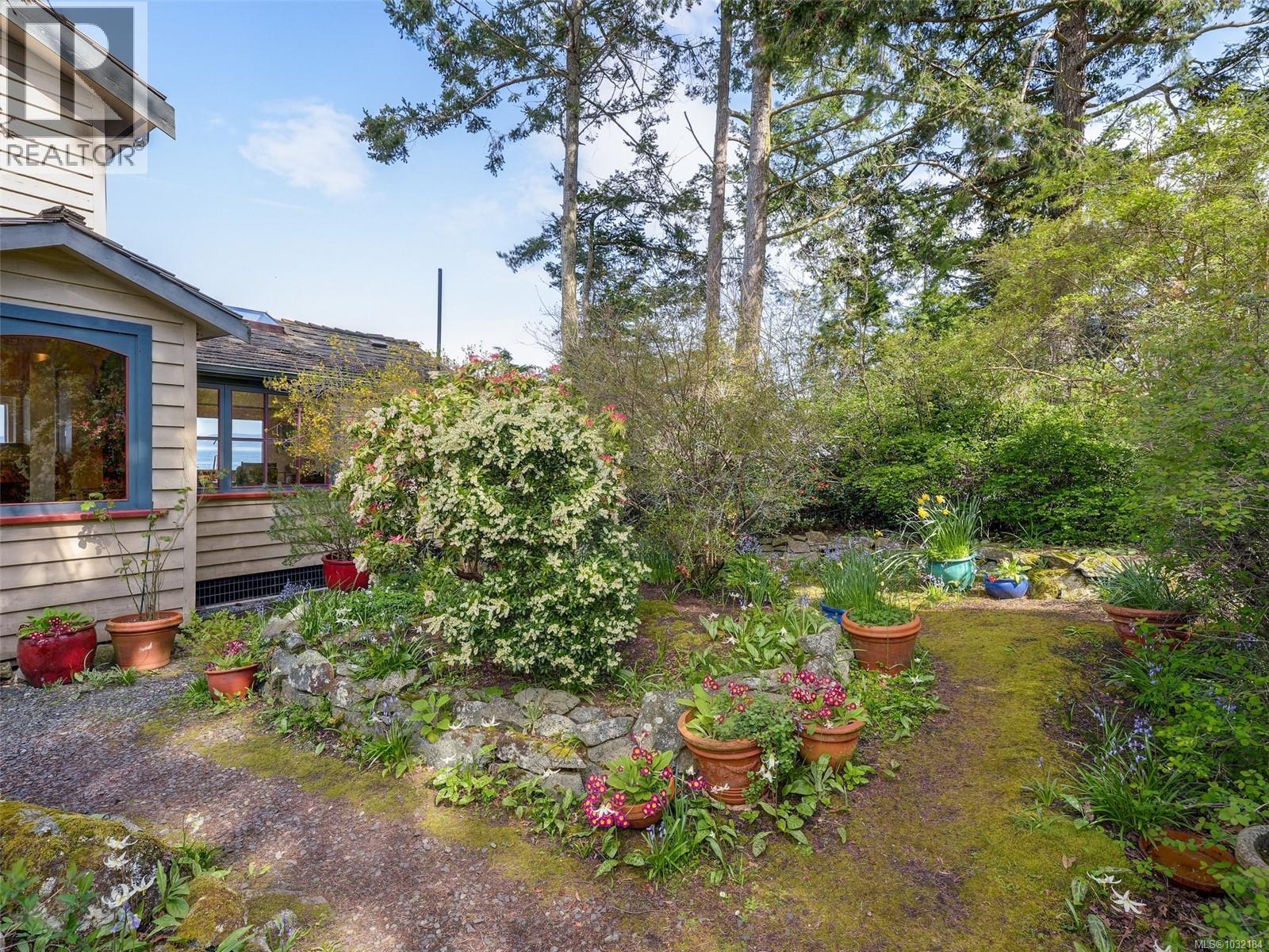  2620 Queenswood Drive, Saanich