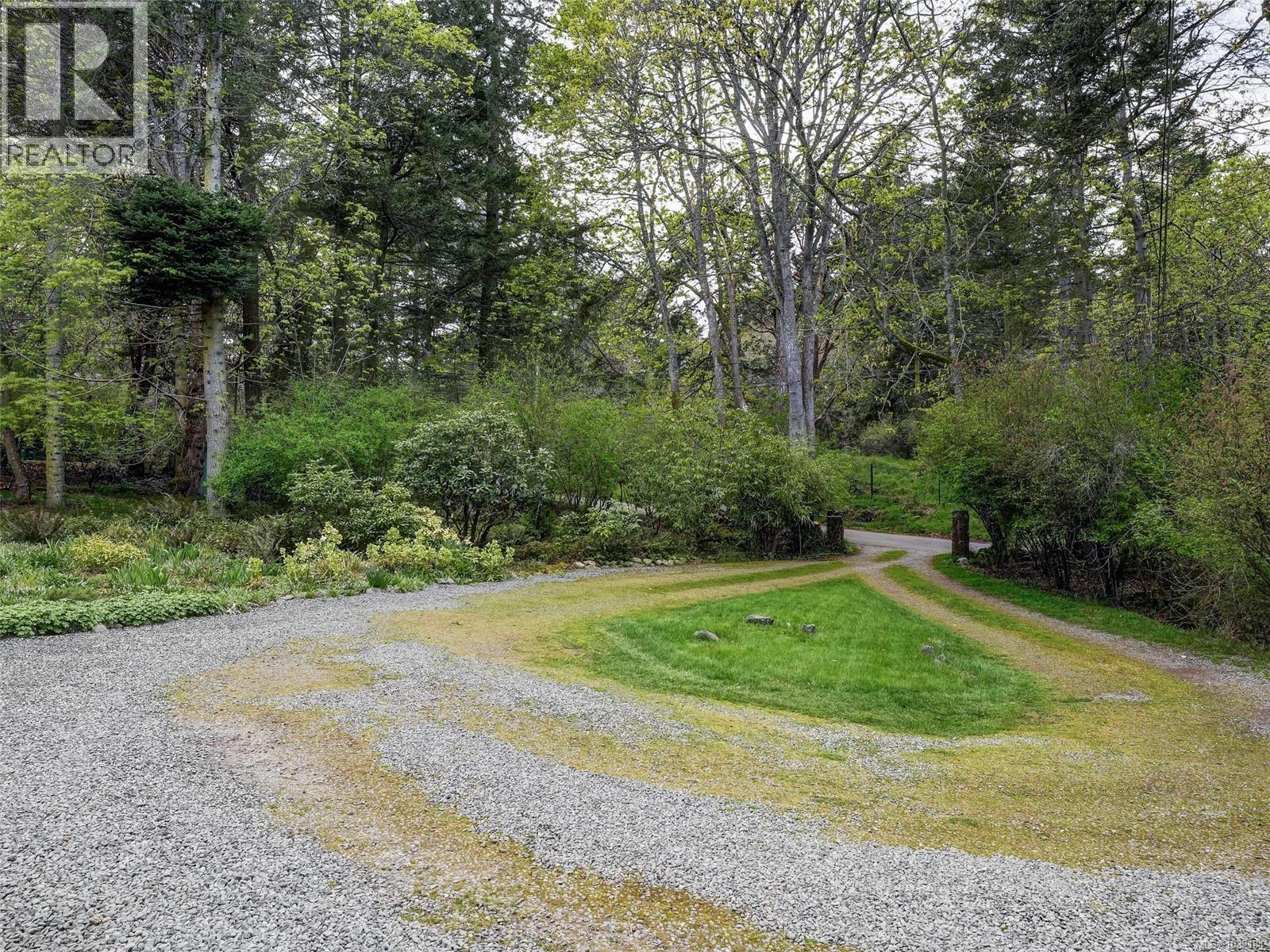  2620 Queenswood Drive, Saanich