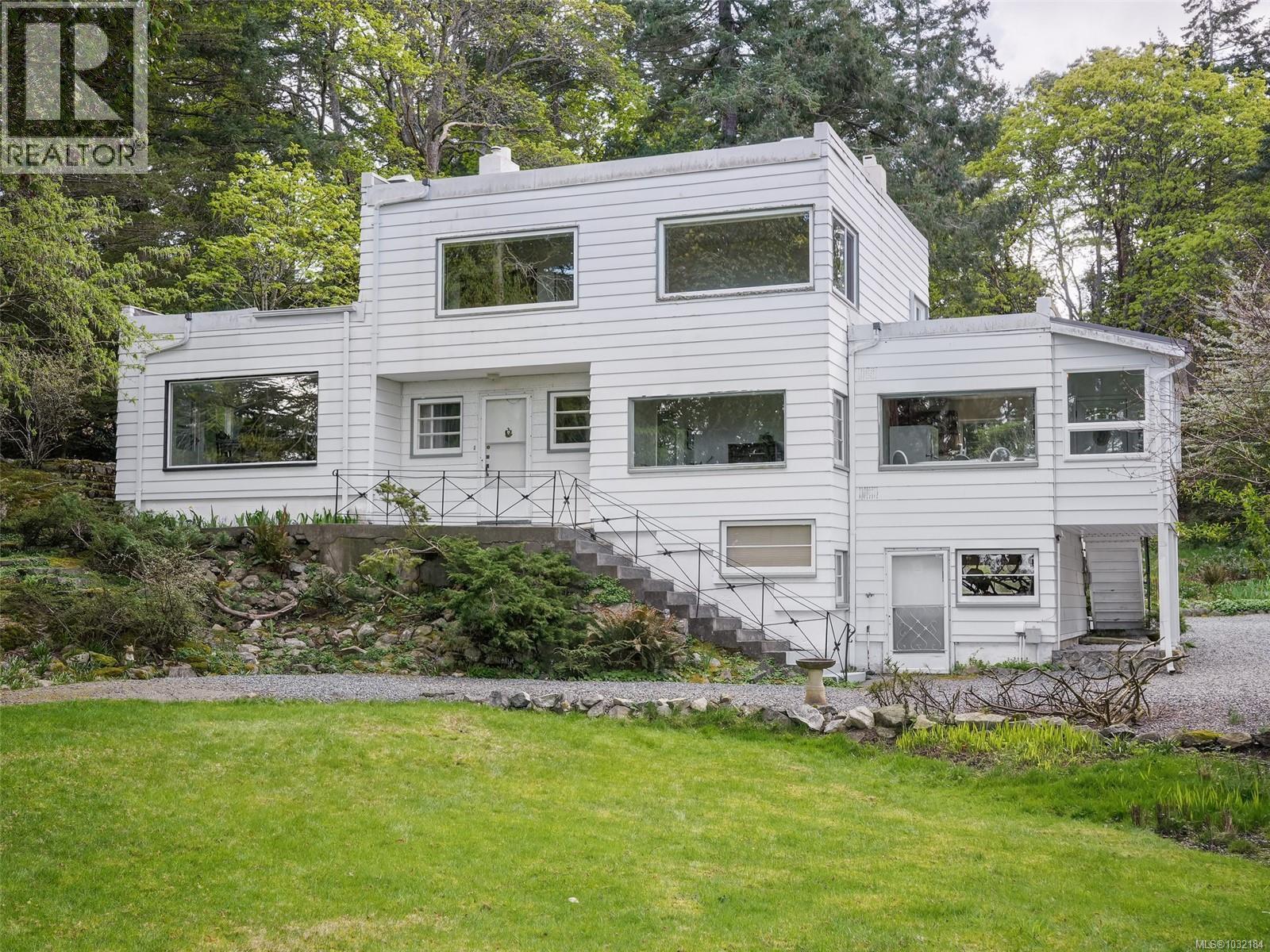  2620 Queenswood Drive, Saanich