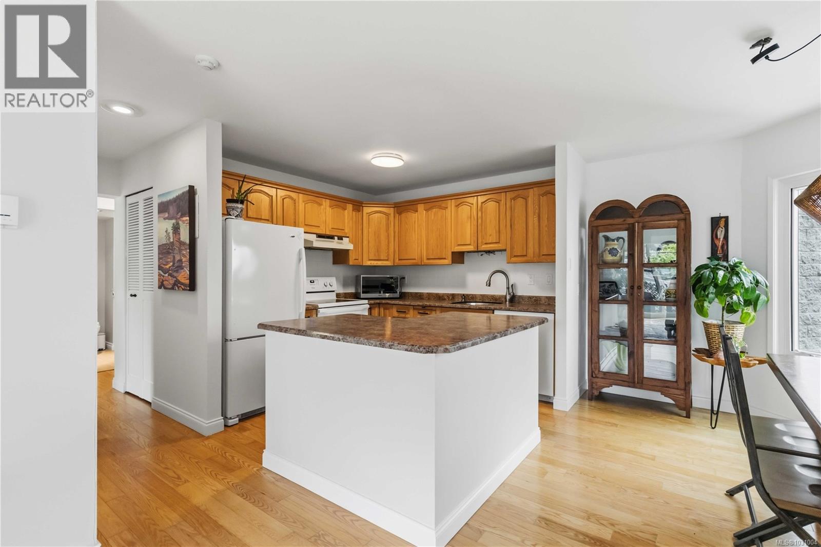 205 1450 Beach Drive, Oak Bay