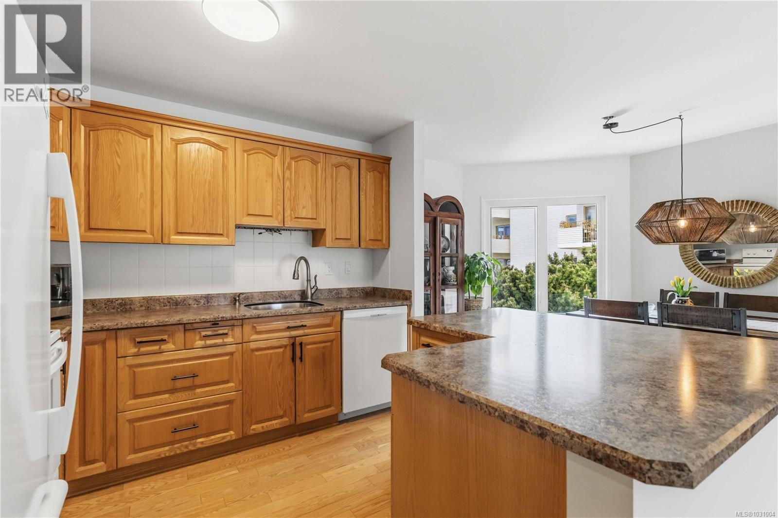 205 1450 Beach Drive, Oak Bay