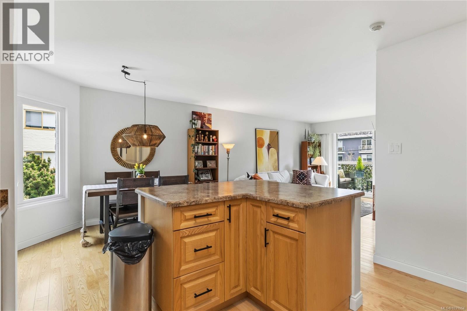 205 1450 Beach Drive, Oak Bay