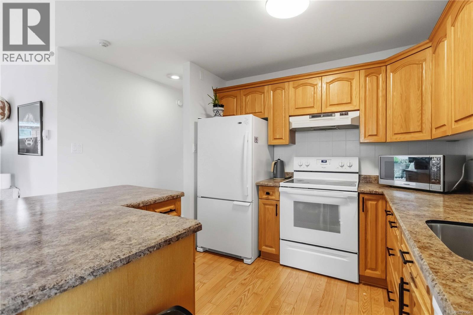 205 1450 Beach Drive, Oak Bay