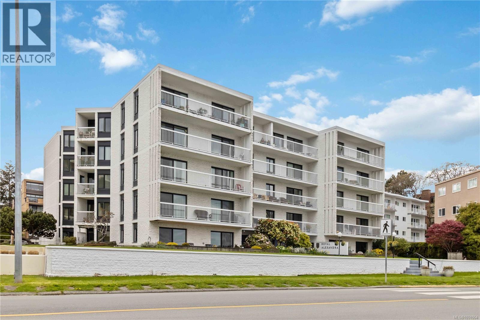 205 1450 Beach Drive, Oak Bay