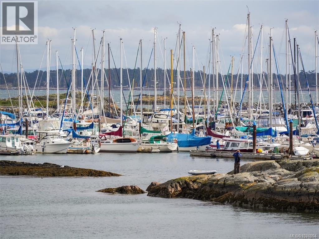 205 1450 Beach Drive, Oak Bay