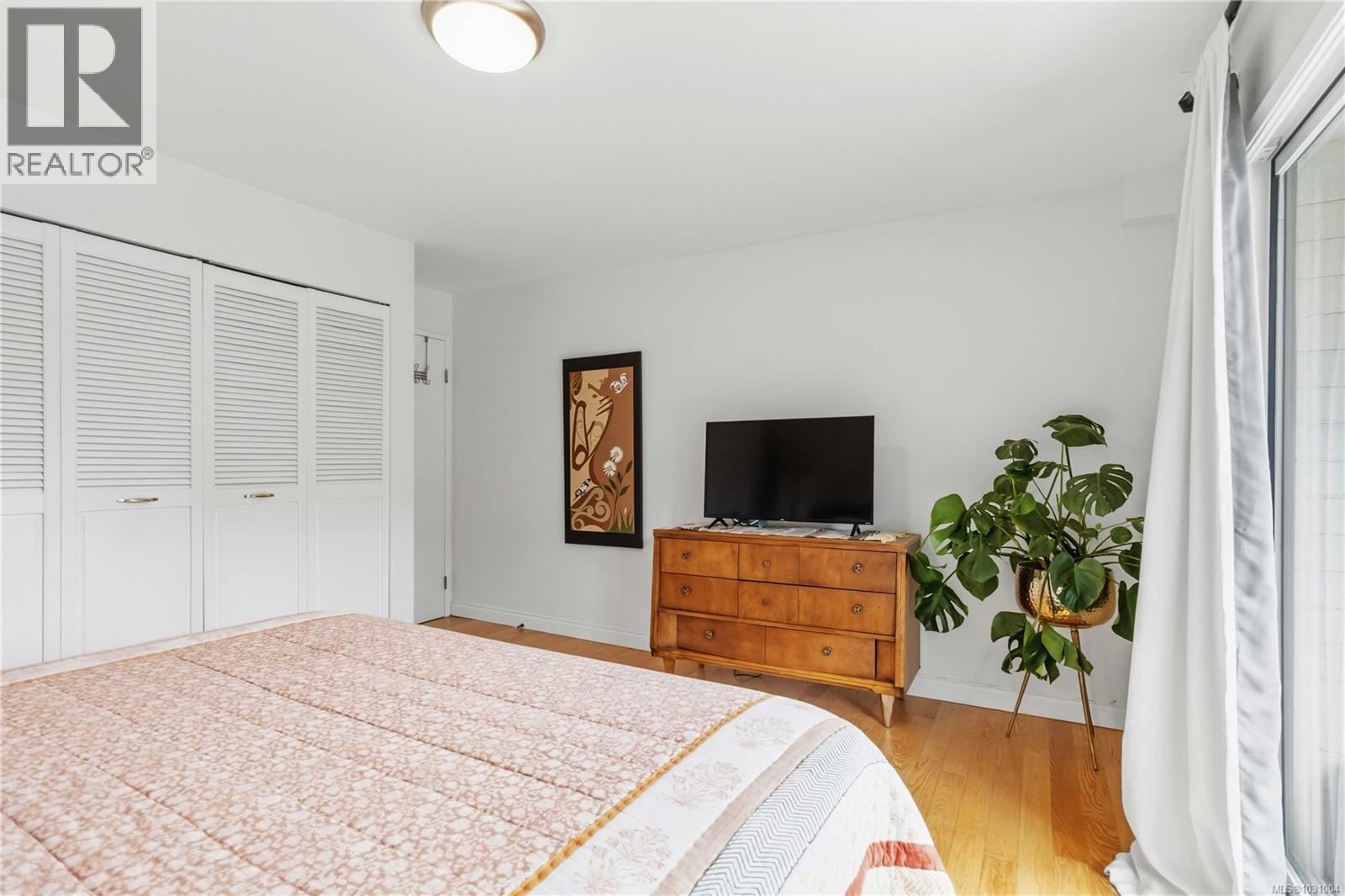 205 1450 Beach Drive, Oak Bay