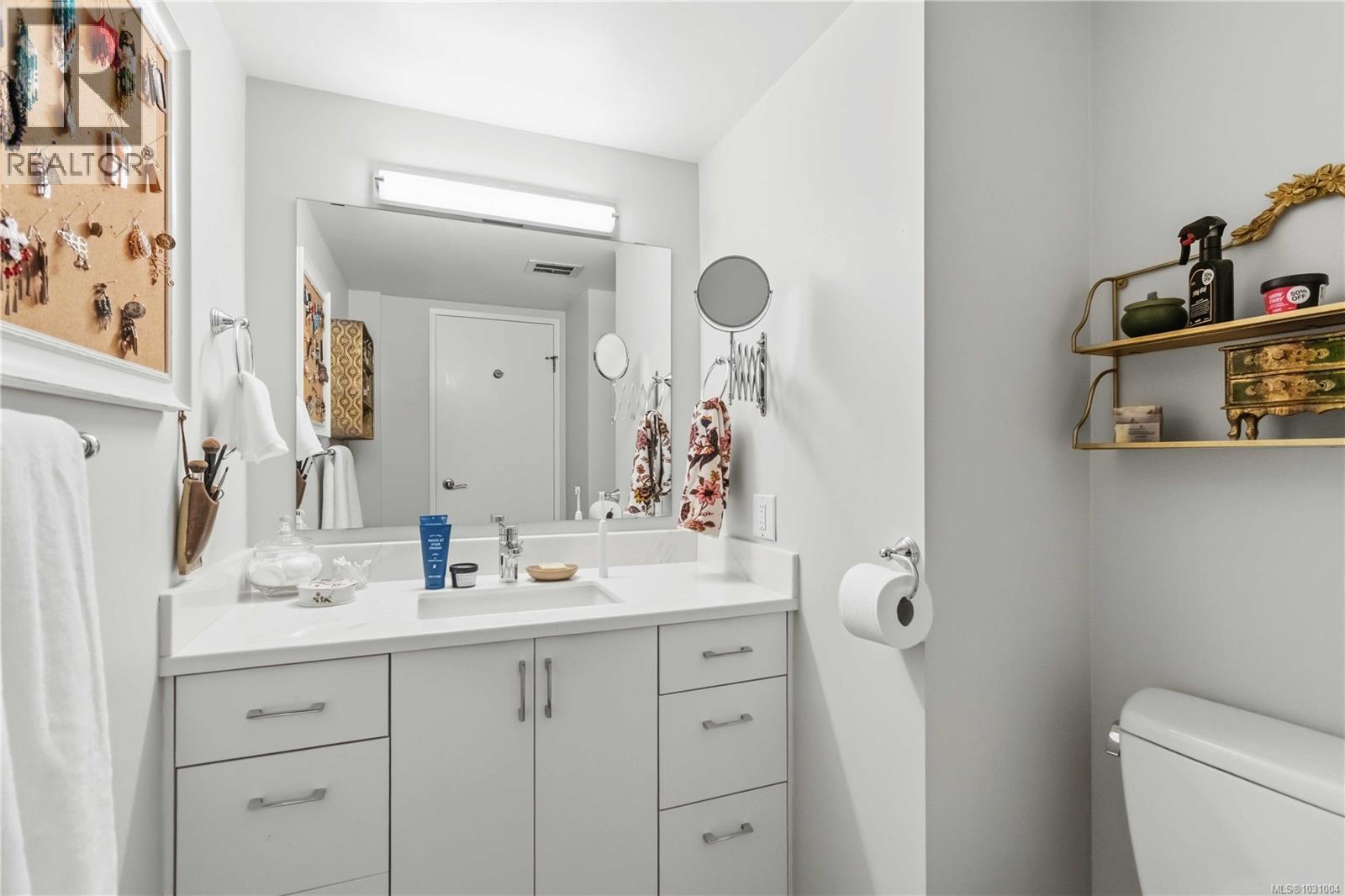 205 1450 Beach Drive, Oak Bay