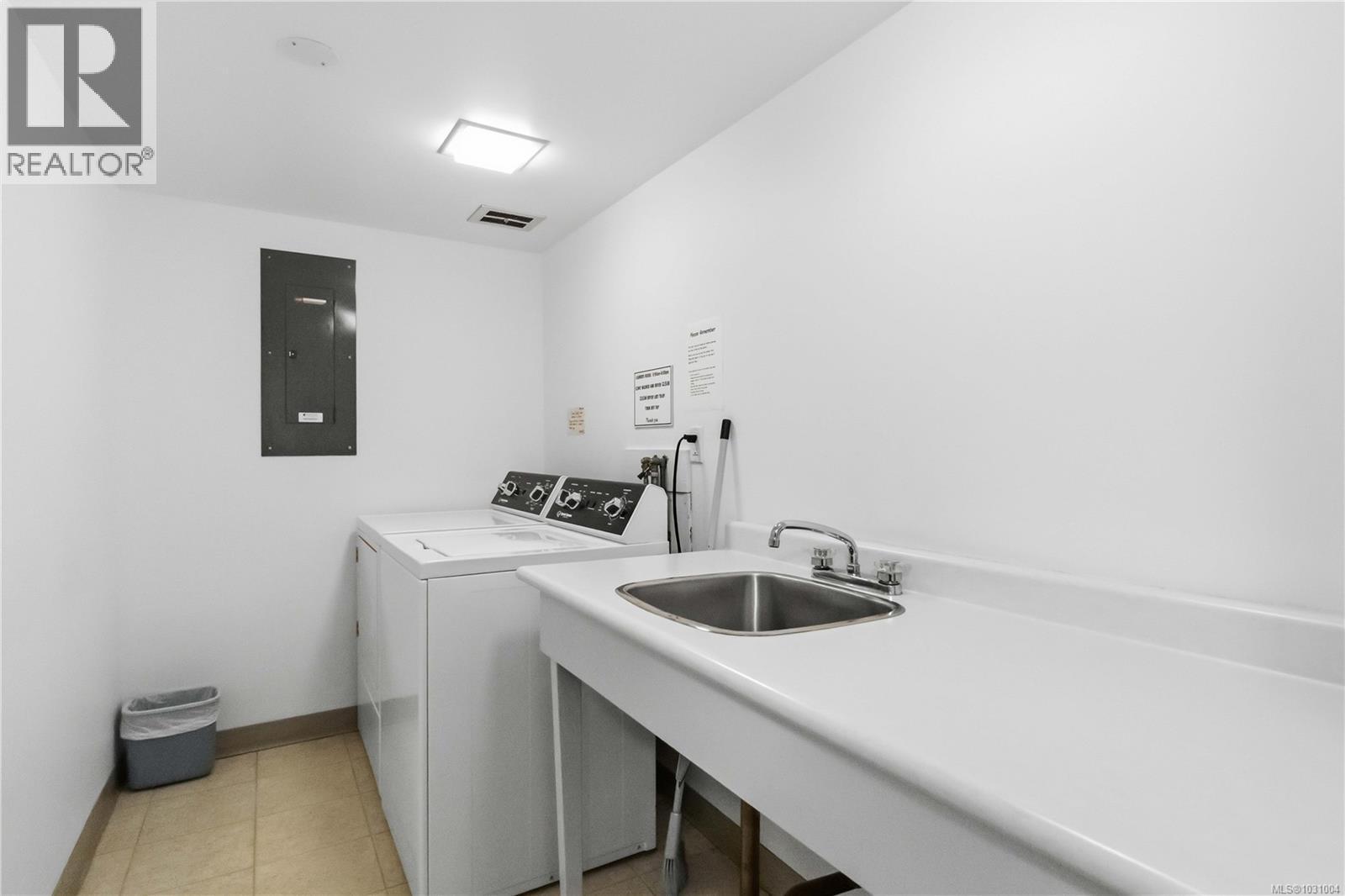 205 1450 Beach Drive, Oak Bay