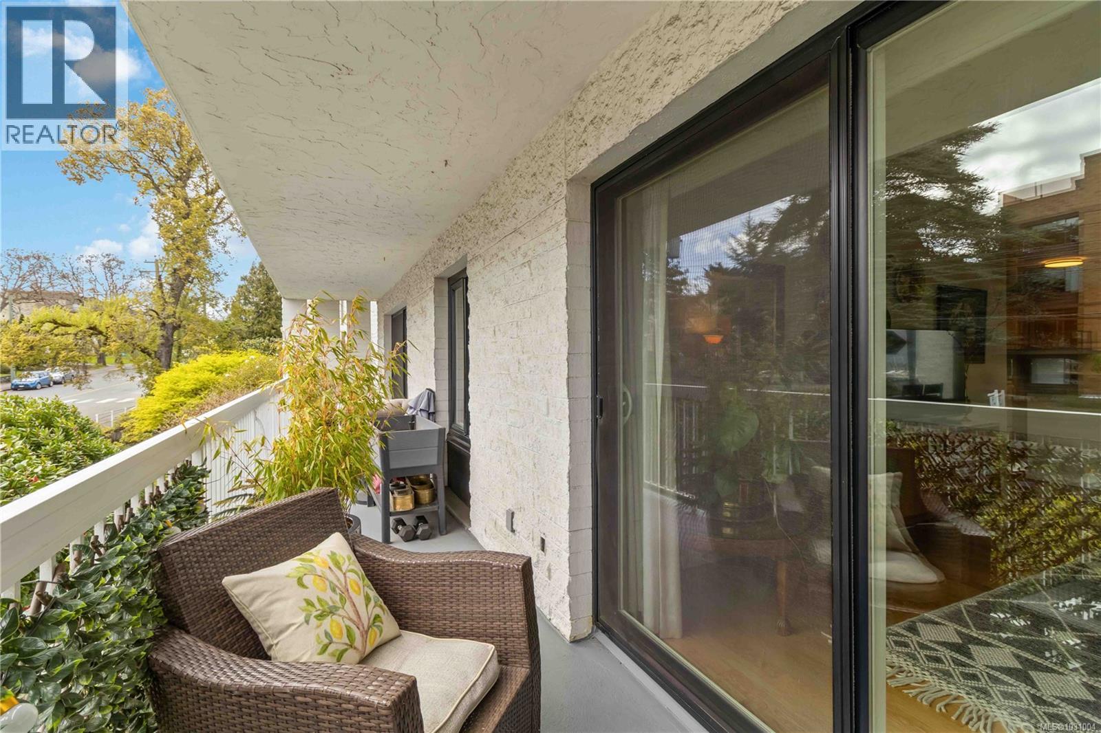 205 1450 Beach Drive, Oak Bay