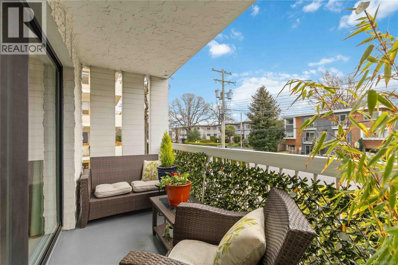 205 1450 Beach Drive, Oak Bay