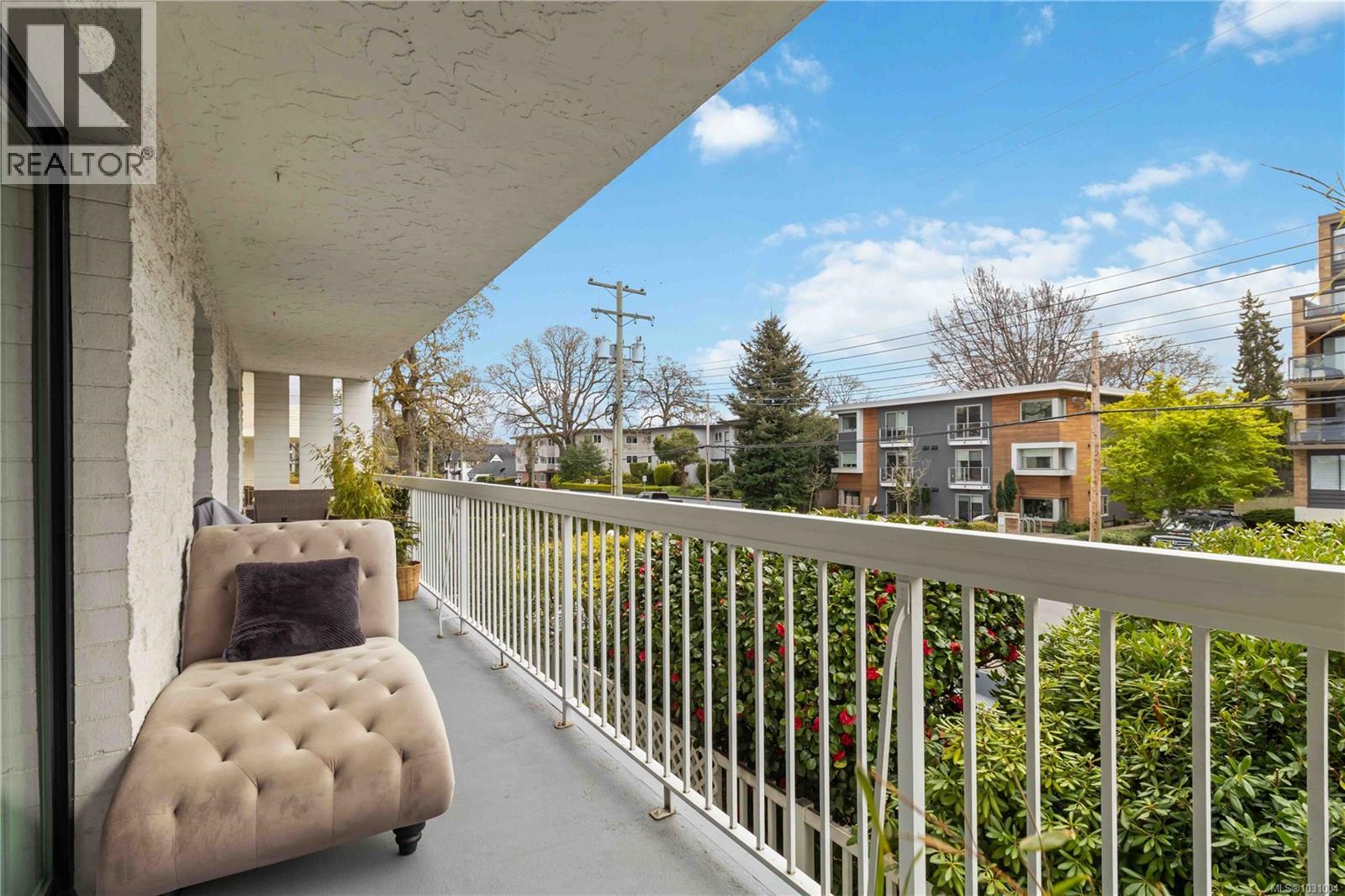205 1450 Beach Drive, Oak Bay