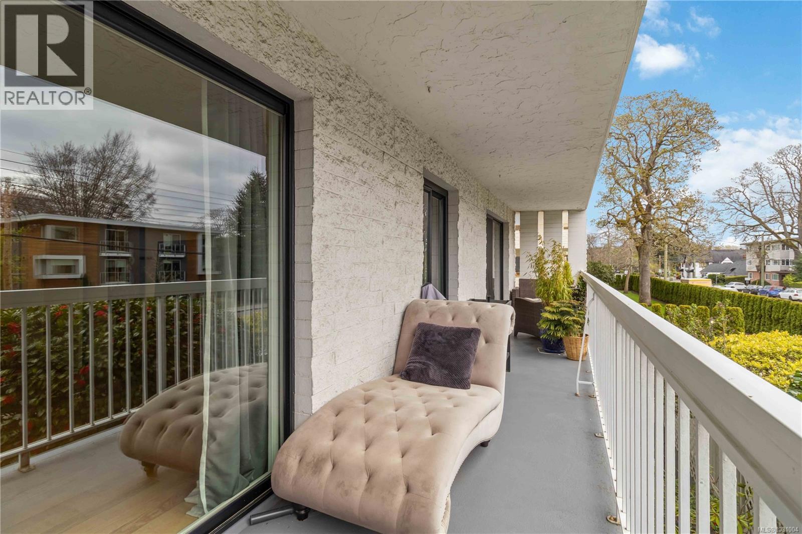 205 1450 Beach Drive, Oak Bay