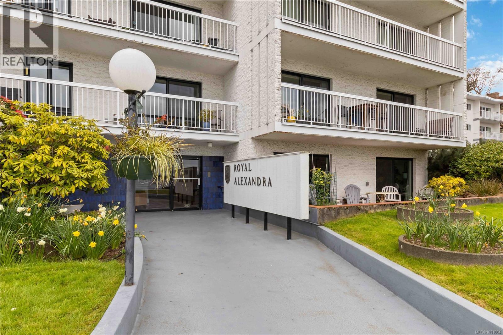 205 1450 Beach Drive, Oak Bay